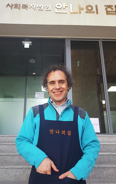 (성남=연합뉴스) 이희용 기자 = 사제복 대신 앞치마를 두른 김하종 신부가 경기도 성남시 안나의 집 앞에서 포즈를 취하고 있다.