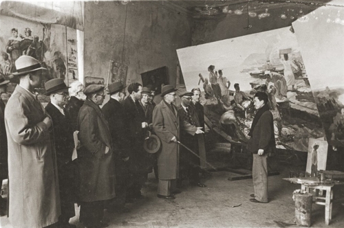 1947년 레핀미술대 졸업심사를 받는 변월룡.