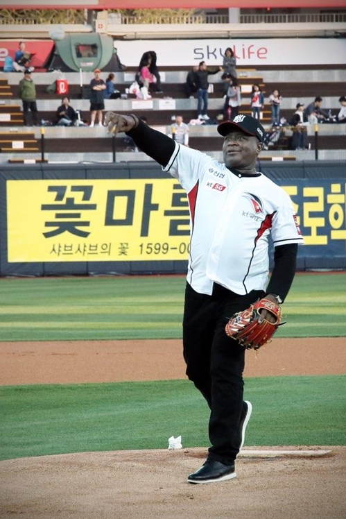 시구하는 멜 로하스 시니어