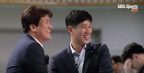 악수하는 차상현 감독(왼쪽)과 김종민 감독