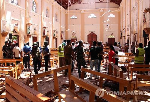 '부활절 폭발'로 참혹하게 파괴된 가톨릭교회 내부. [AFP=연합뉴스]