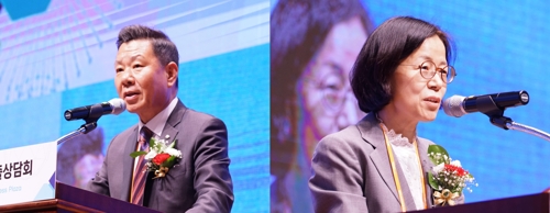 폐회사 하는 하용화 회장(왼쪽)과 환송사 하는 김진형 상무