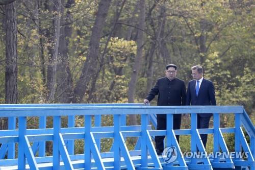 판문점 도보다리 걷는 남북 정상
