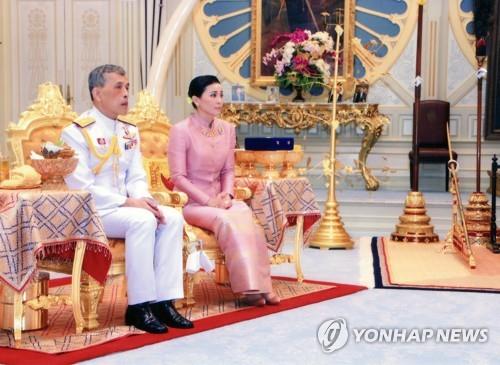 마하 와찌랄롱꼰 태국 국왕과 수티다 왕비