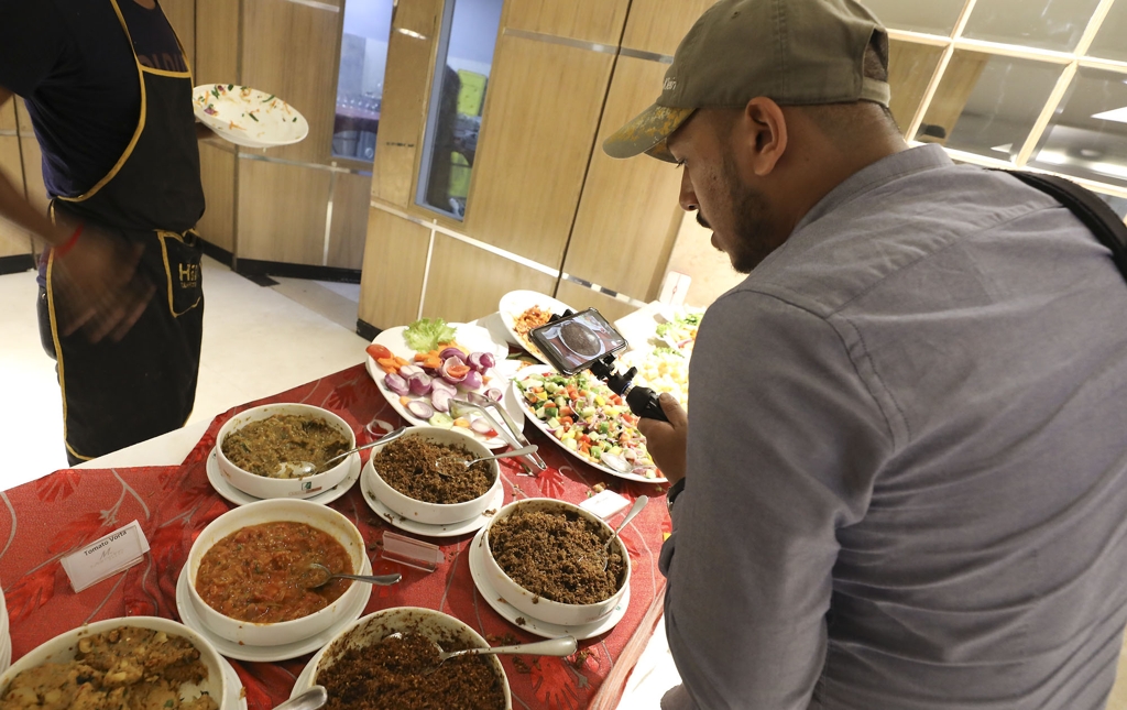 한 관광객이 방글라데시의 식당에서 요리를 살펴보고 있다. [사진/성연재 기자]