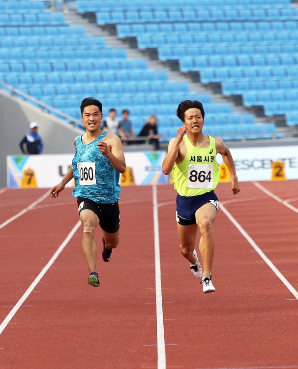 실업팀 입단 첫해 종별선수권 남자 200m에서 우승한 신민규(오른쪽)