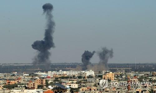 4일(현지시간) 이스라엘의 공습으로 연기가 피어오르는 가자지구. [UPI=연합뉴스]