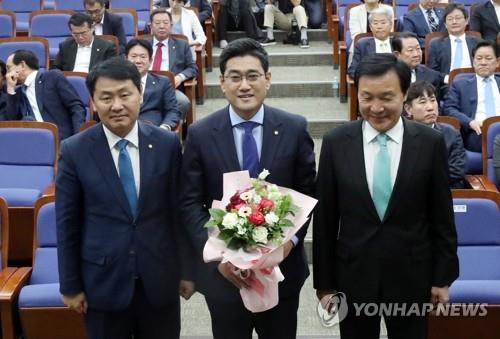 바른미래당 원내대표에 오신환 (서울=연합뉴스) 이진욱 기자 = 15일 국회에서 열린 바른미래당 원내대표 선출 의원총회에서 오신환 의원이 선출돼 기념촬영 하고 있다. cityboy@yna.co.kr(끝)