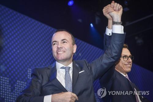 유럽국민당의 EU집행위원장 후보 베버(좌)