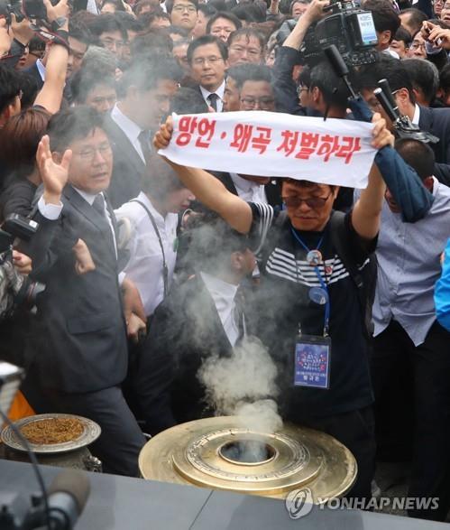 시민들에 막혀 분향하지 못하는 황교안 (광주=연합뉴스) 김인철 기자 = 자유한국당 황교안 대표가 18일 오전 제39주년 5·18 민주화운동 기념식이 열린 광주 국립5·18민주묘지에서 시민들의 항의에 분향을 못 하고 있다. 2019.5.18 yatoya@yna.co.kr(끝)