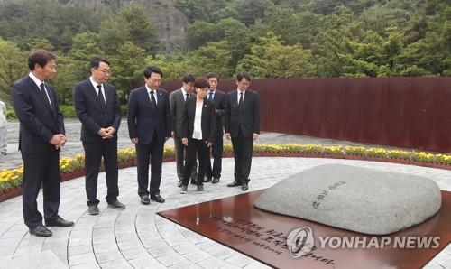 靑 1기 참모, 노무현 전 대통령 묘역 참배