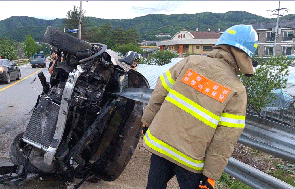 가드레일 들이받고 넘어진 승용차