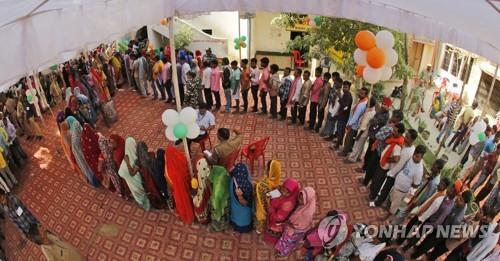2019년 5월 19일 인도 우타르프라데시주 바라나시에서 투표에 나선 인도 주민들. [AP=연합뉴스]