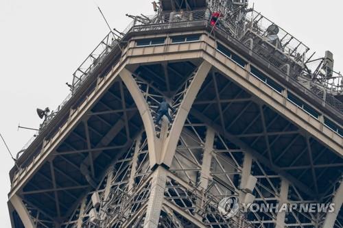 에펠탑 맨손으로 기어오른 남성의 모습. [로이터=연합뉴스]