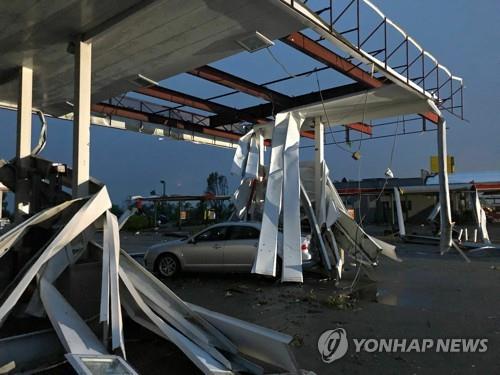토네이도로 붕괴된 미국 미주리 주 제퍼슨시티의 주유소