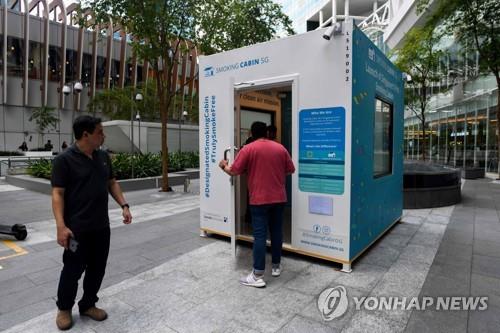 싱가포르 첫 야외 흡연 부스를 이용하는 흡연자들
