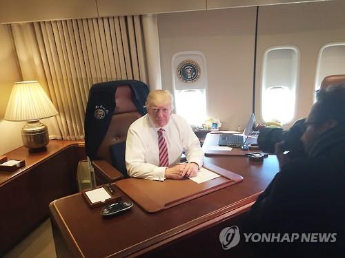 에어포스 원(미국 대통령 전용기) 집무실 의자에 앉은 도널드 트럼프 미국 대통령