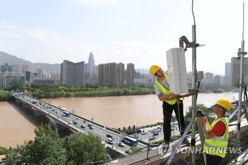 간쑤성 란저우시에 5G 기지국 설치하는 차이나텔레콤 기술자들