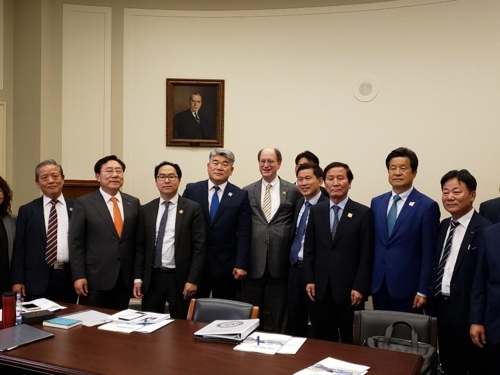 (워싱턴=연합뉴스 임주영 특파원) 미국 하원 외교위원회 아시아태평양소위원회가 '개성공단 재개를 위한 한국 중소기업 대표단'과 함께 주최한 개성공단 설명회에 나온 참석자들. 2019.6.11