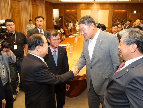 장경식 경북도의회 의장 문희상 국회의장과 악수