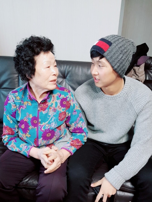 이강인(18·발렌시아) 선수와 외할머니 김영례(86) 씨