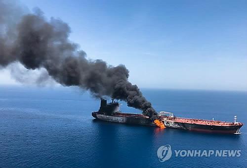 (오만해 EPA=연합뉴스) 지난 13일(현지시간) 오만 해상에서 공격을 받은 유조선 '프런트 알타이르'가 불에 타며 검은 연기를 내뿜고 있다.