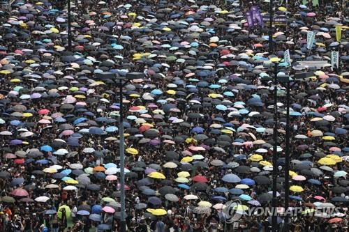 우산 펼쳐들고 모여든 검은 옷의 홍콩 시민들