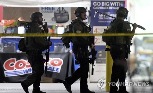 (캘리포니아 AP=연합뉴스) 현지시간 14일 오후 총격사건이 발생한 미국 캘리포니아주 코로나시의 창고형 할인매장 코스트코에 출동했던 무장 경찰관들이 매장을 빠져나가고 있다. [Inland Valley Daily Bulletin/SCNG 제공]