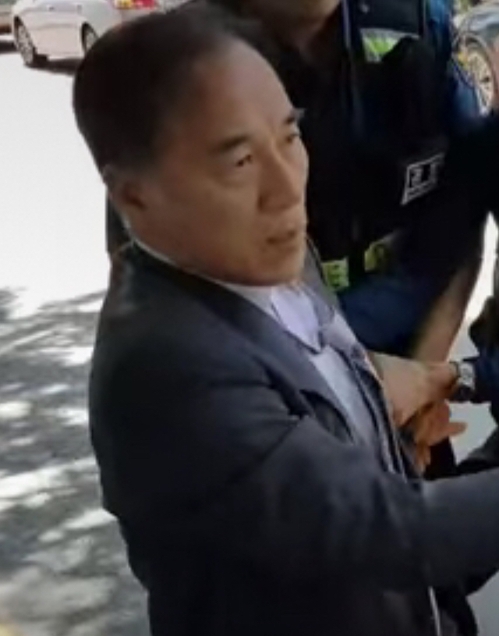 경찰에 의해 제지당하는 김충환 전 의원