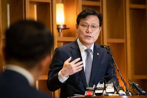 질문에 답하는 최종구 금융위원장