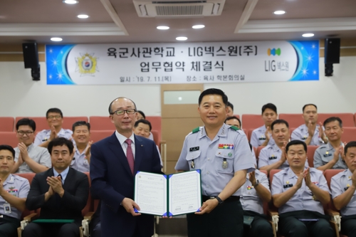 업무 협약 맺은 김지찬 LIG넥스원 대표(왼쪽)와 정진경 육군사관학교 교장