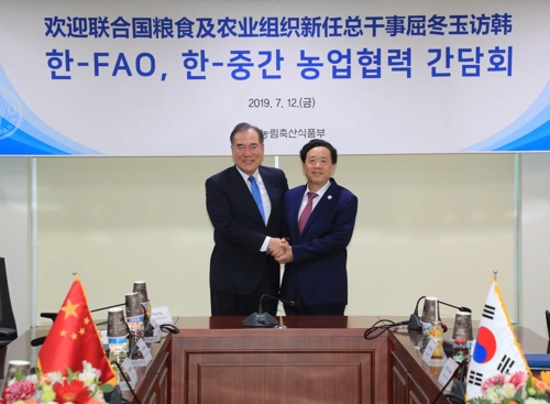이개호(왼쪽) 농식품부 장관, 취동위 유엔식량농업기구 사무총장 당선인 면담
