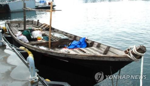 삼척항 접안 북한 목선