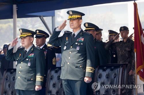 경례하는 전임·신임 한미연합사 부사령관