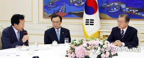 손학규 대표 발언 듣는 문 대통령