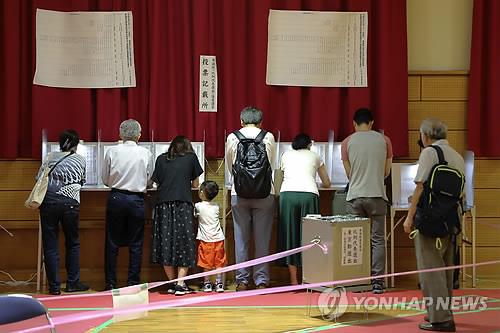 (도쿄 신화=연합뉴스) 제25회 일본 참의원 선거일인 21일 도쿄의 한 투표소에서 유권자들이 기표하는 모습.