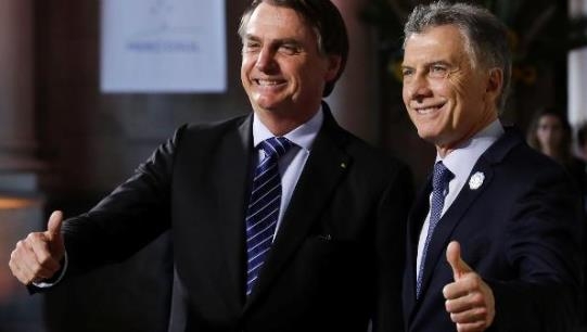 지난 17일(현지시간) 아르헨티나 산타페 시에서 열린 메르코수르 정상회의에 참석한 자이르 보우소나루 브라질 대통령(왼쪽)과 마우리시오 마크리 아르헨티나 대통령 [브라질 뉴스포털 UOL]