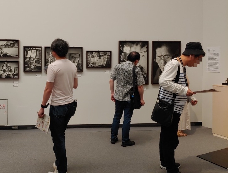 일본군 위안부 피해자 사진을 감상하는 일본인들