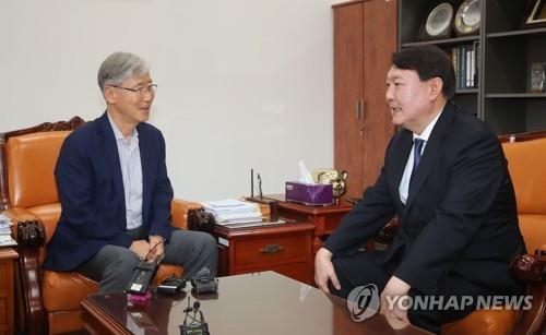 이야기 나누는 여상규 법사위원장과 윤석열 검찰총장 (서울=연합뉴스) 하사헌 기자 = 여상규 국회 법사위원장(왼쪽)이 7일 오후 국회 법사위원장실에서 윤석열 신임 검찰총장의 예방을 받고 이야기를 나누고 있다. 2019.8.7 toadboy@yna.co.kr