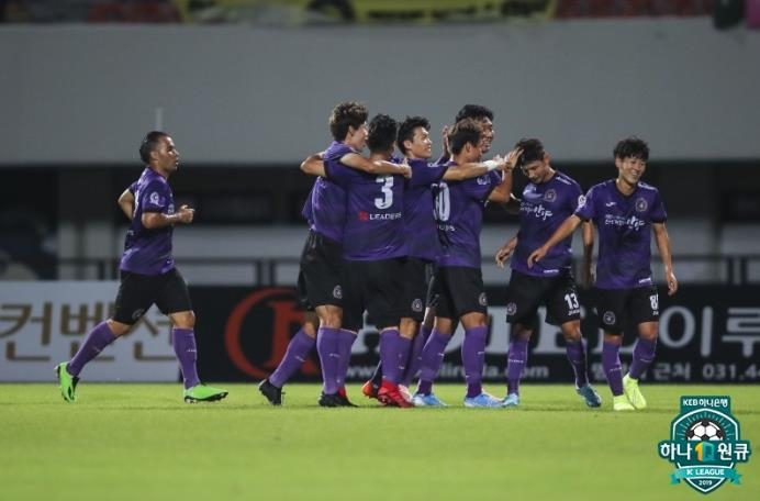 골 세리머니를 펼치는 FC안양 선수들
