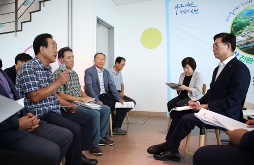 아산시 방문한 양승조 충남지사(오른쪽 맨 끝)