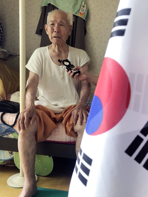 인터뷰하는 징용 피해자 이춘식 옹
