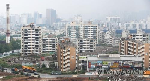 철거 공사가 한창인 서울 강동구 둔촌 주공 아파트