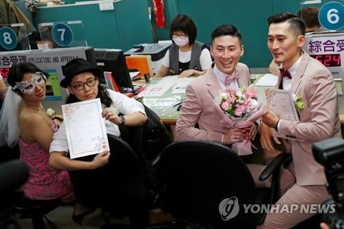 결혼등기 마친 대만 동성 커플들