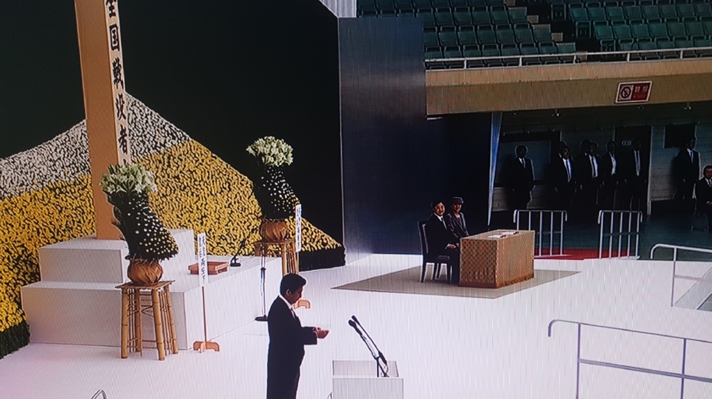 태평양전쟁 종전 74주년 기념행사로 일본 정부가 주최한 '전국전몰자추도식'에서 기념사를 하는 아베 총리 [NHK 중계 캡처]