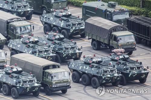15일 선전만 경기장 밖에 주차된 군용차량 [AFP=연합뉴스]