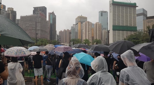 18일 홍콩 빅토리아 공원에서 열린 송환법 반대 집회에 참가한 홍콩 시민들