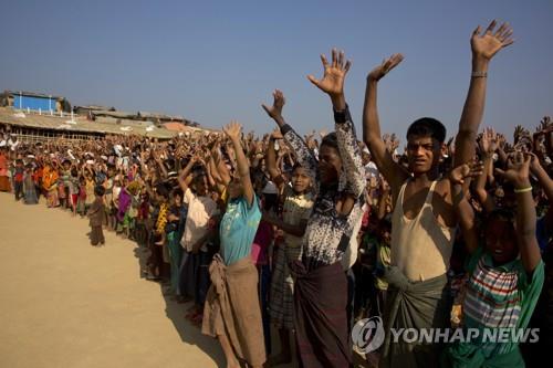 2018년 1월 방글라데시 난민촌에서 미얀마 송환 반대를 외치는 로힝야족(자료사진)