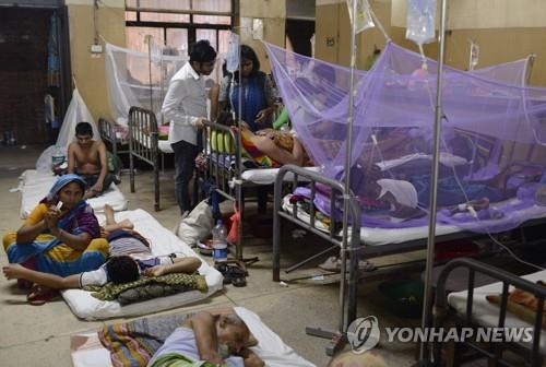 방글라데시 수도 다카의 한 병원에서 치료받는 뎅기열 환자들. [AP=연합뉴스]