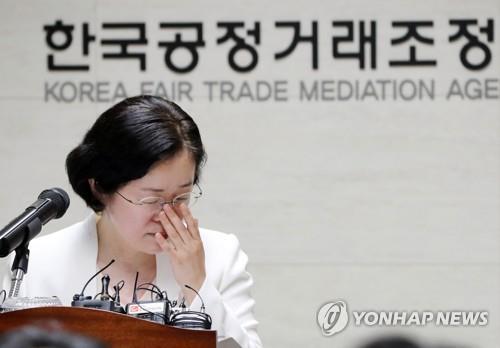 안경 고쳐 쓰는 조성욱 공정위원장 후보자